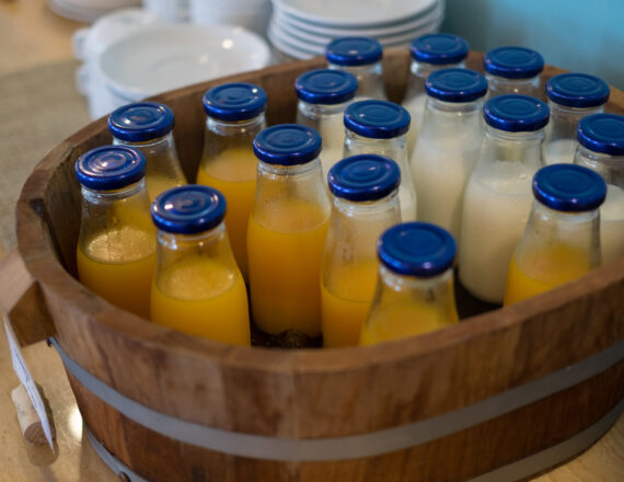 close-up-drinks-bottles-basket-table close-up-drinks-bottles-basket-table